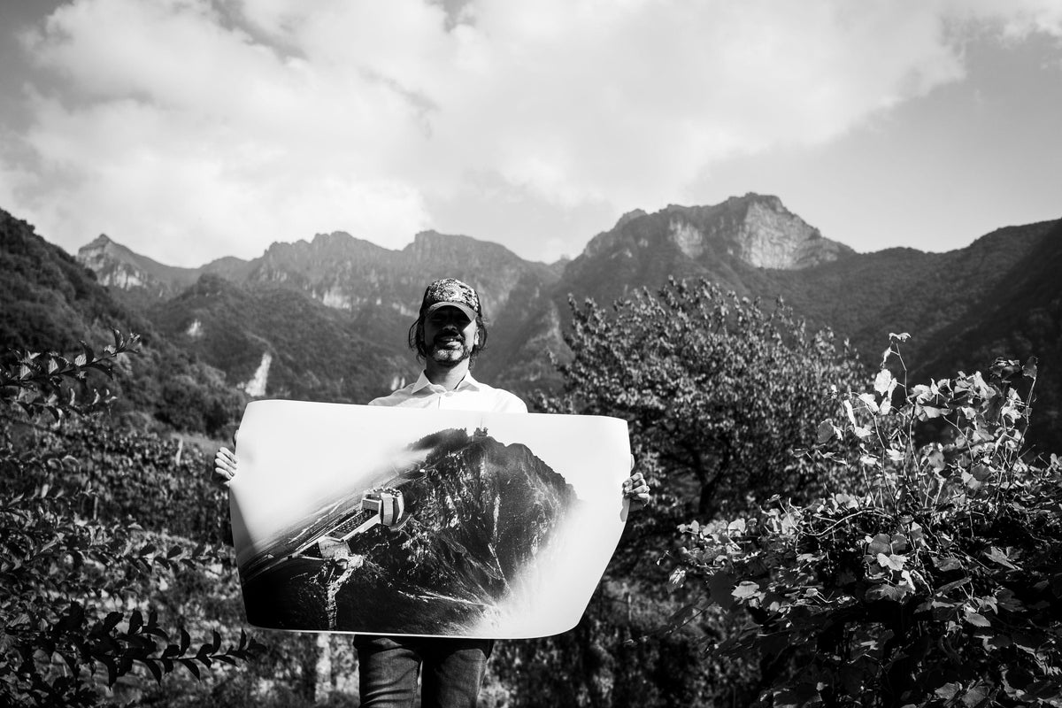 Generoso, fotografia fine art di Yuri Catania, collezione My Generoso, 2021: cielo con nubi cirri sul Monte Generoso in bianco e nero, 100 × 140 cm