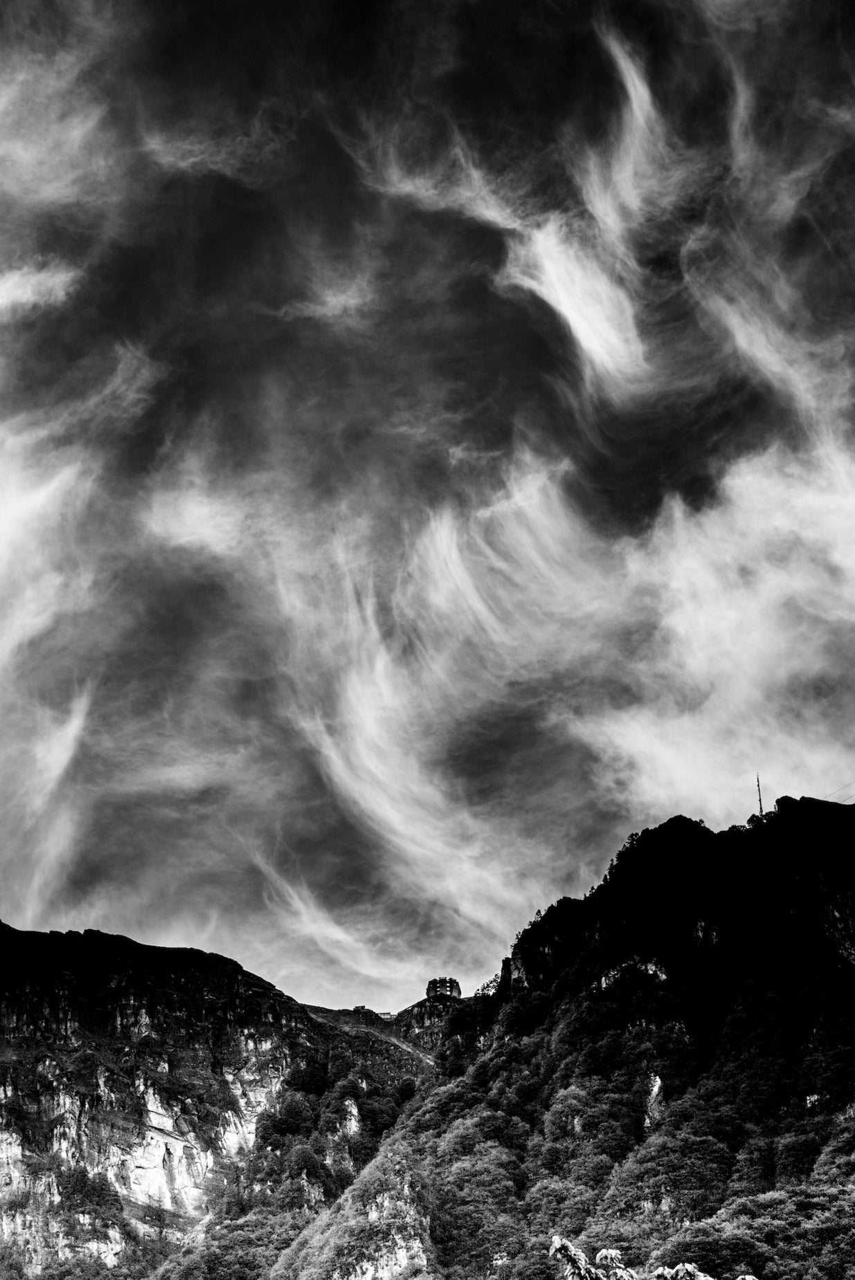 Mystic Generoso, fotografia fine art di Yuri Catania, serie My Generoso, 2021: cielo con nubi cirri sul Monte Generoso in bianco e nero, 140 × 100 cm