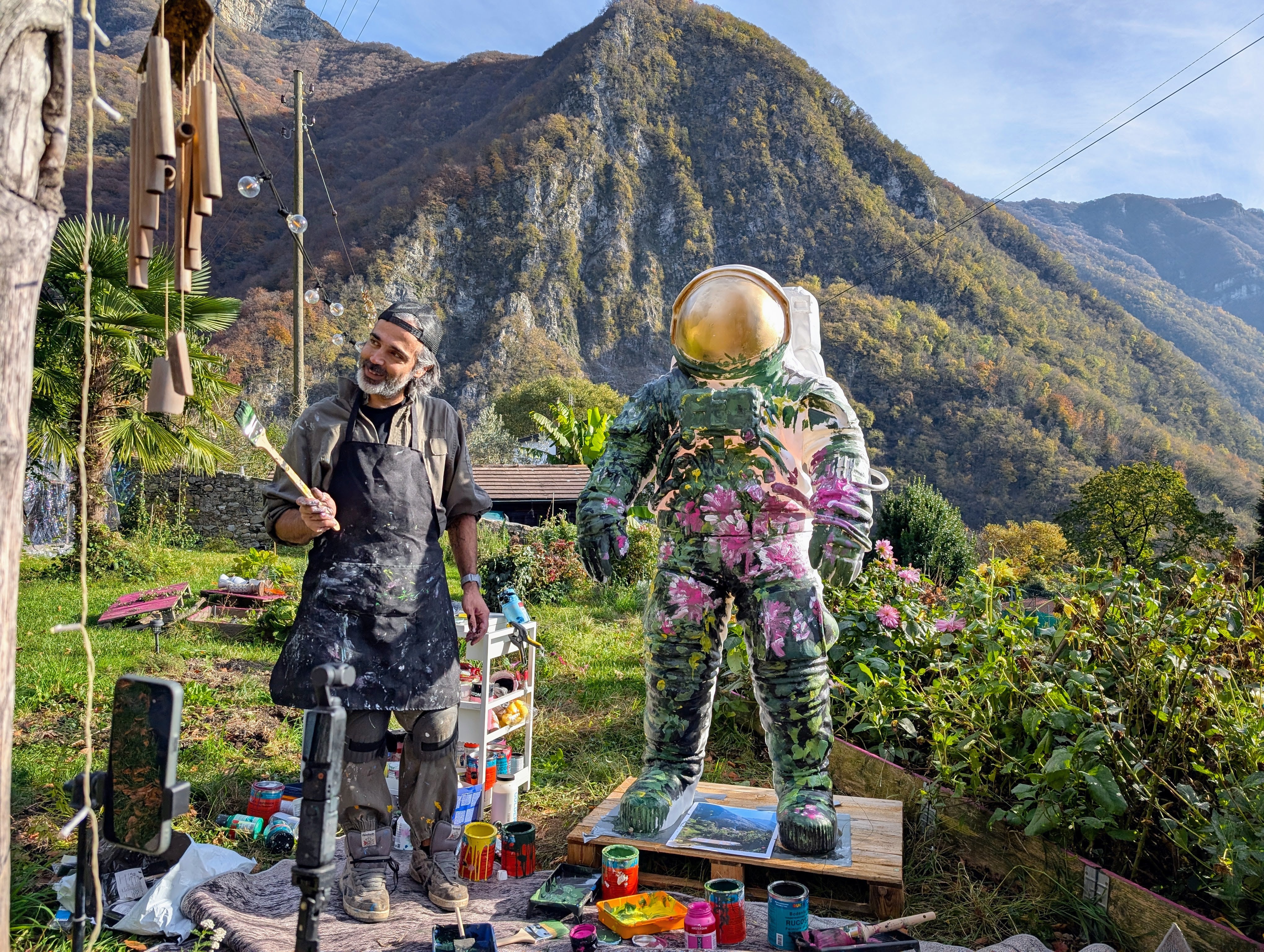 Scultura di astronauta di Yuri Catania nell'atelier di Rovio, ai piedi del Monte Generoso.