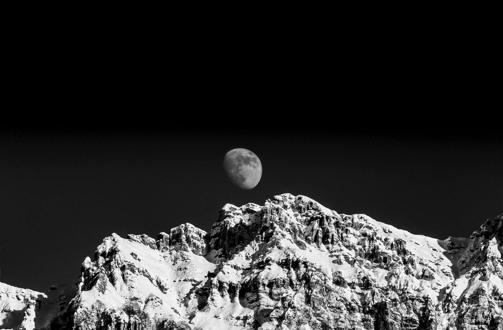 So Close So Beautiful, fotografia fine art di Yuri Catania, serie My Generoso, 2021: luna sul Monte Generoso innevato, 140 × 100 cm
