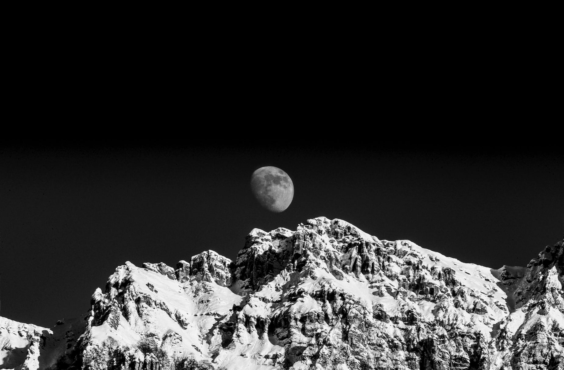 So Close So Beautiful, fotografia fine art di Yuri Catania, serie My Generoso, 2021: luna sul Monte Generoso innevato, 140 × 100 cm