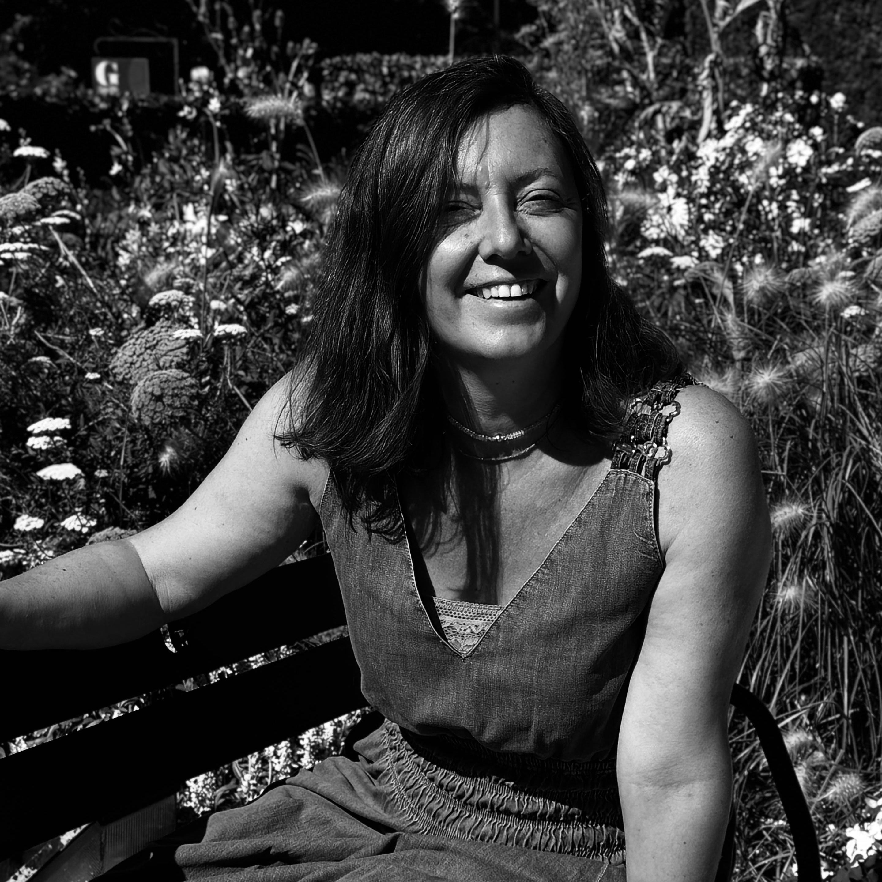 Silvia Torricelli, co-fondatrice e direttrice di CasaGalleria.ART, ritratta nei giardini di Giverny.