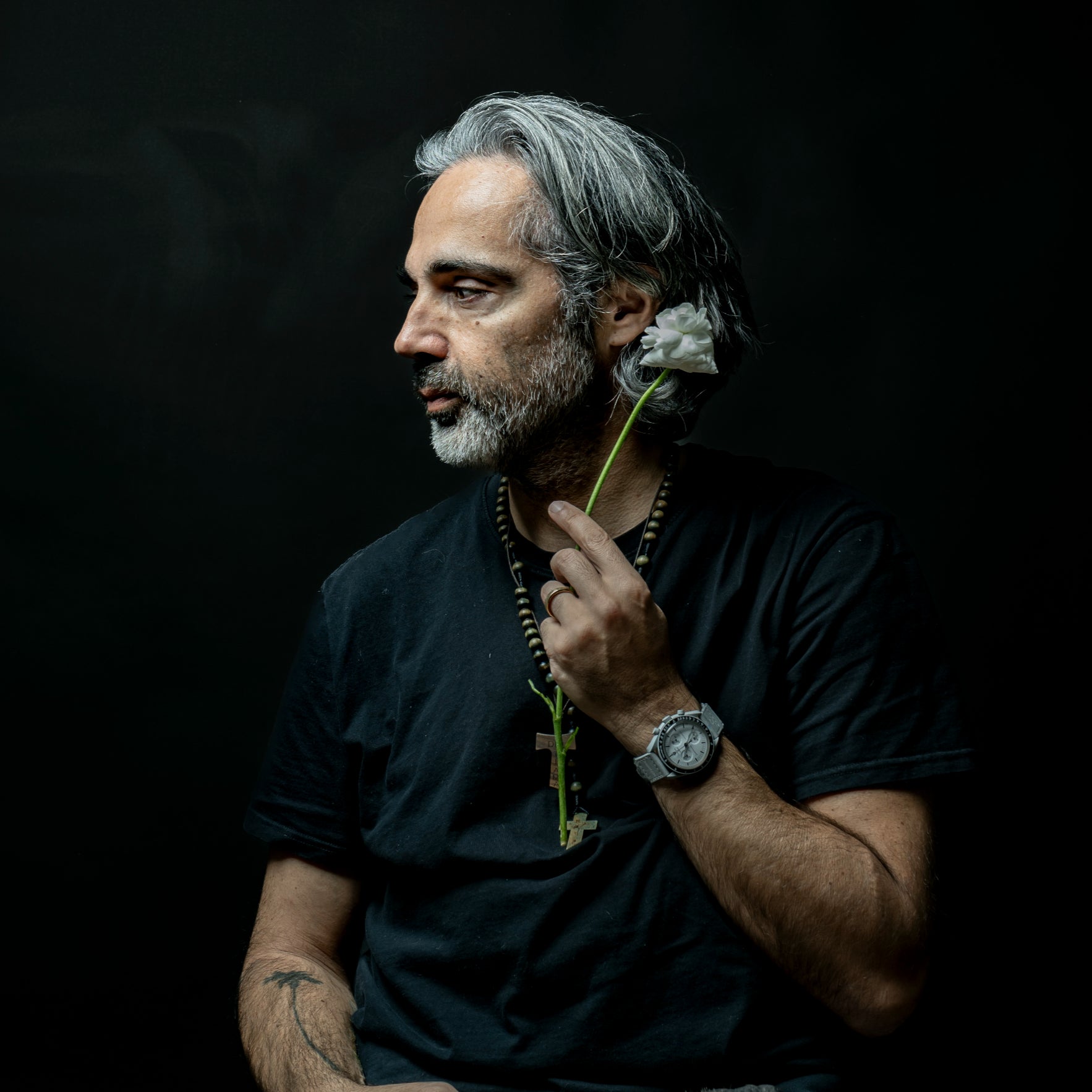 Ritratto di Yuri Catania, artista visuale italo-svizzero e co-fondatore di CasaGalleria.ART.